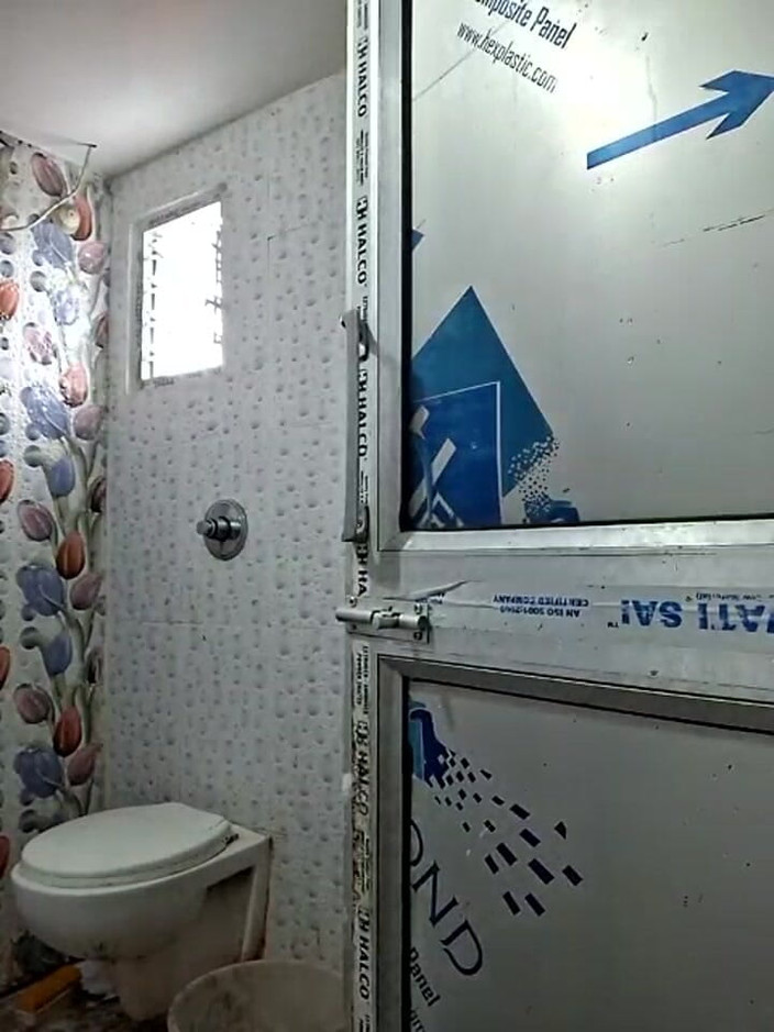 Apki Bhabhi: Sexo en el baño/Sexo en el baño