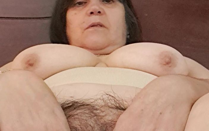 Mommy big hairy pussy: Відкриття волохатої повії