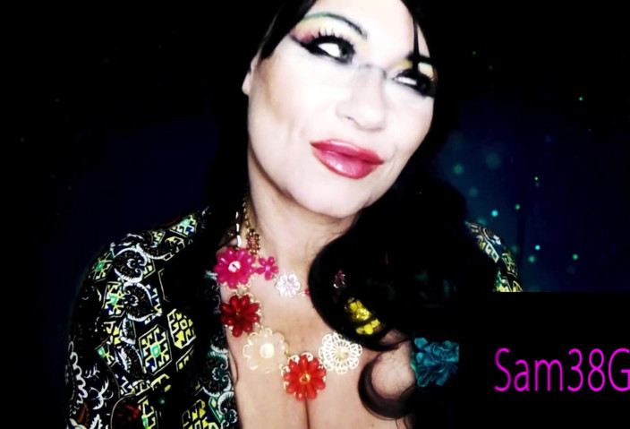 Samantha 38G: Serena seducție de buze