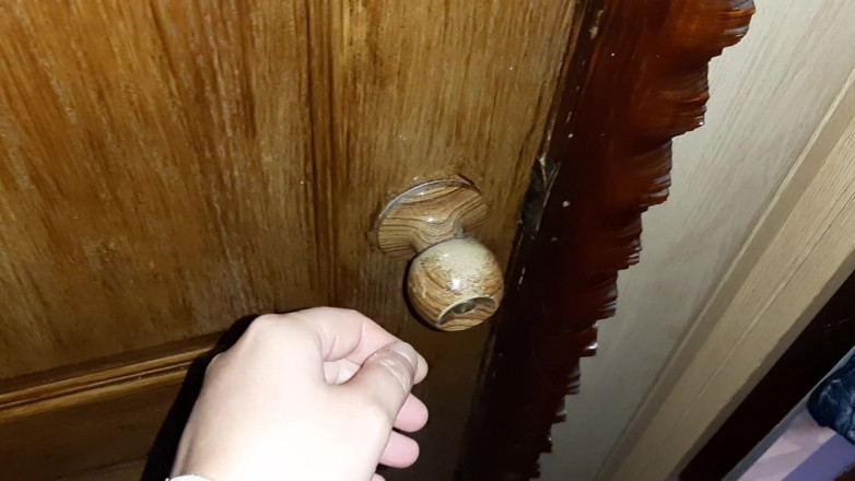 Lesbian-illusion: Am auzit gemete de la toaletă și am spionat-o pe sora...