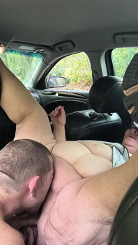 Mâncându-i tigaia suculentă pe bancheta din spate, este un tip norocos care ejaculează în ochii lui