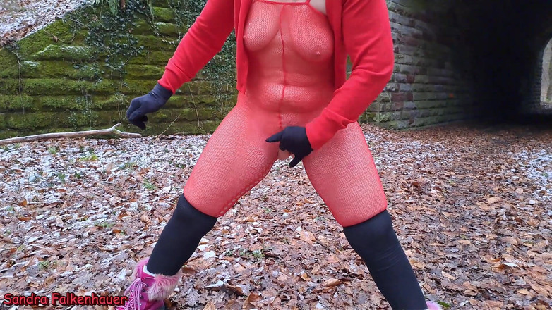 Sandra Falkenhauer: 赤いボディスーツ