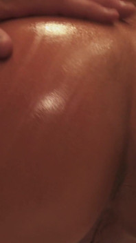 Nikki Sexx excitée caresse et suce la bite de son homme jusqu'à ce qu'il soit prêt à baiser.