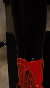 Возбужденная девушка-каучуковая нуждается в обработке машиной для траха