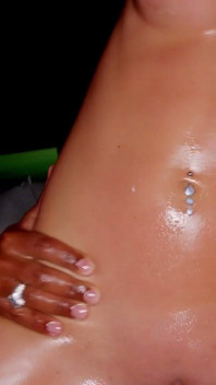 Trio Interracial En La Piscina! Dos Pollas a La Vez Para Badgirl Sandra