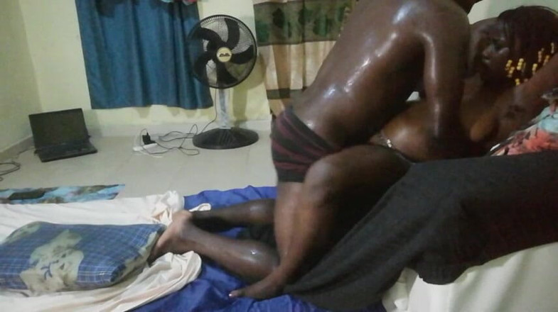 Pornsexlive: 当我湿了，我的继妹