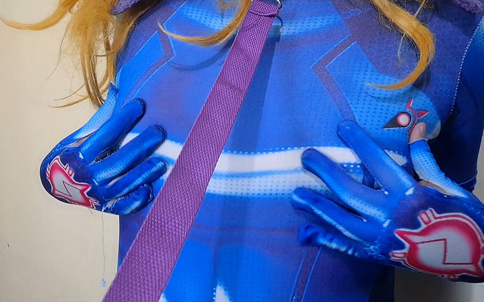 fermerino: Extended Cut Sissy cocksucker med en hundhalsband spankar hennes bröst...