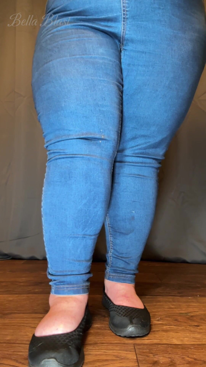 BellaBlast: 飲み込んで感謝しろ!私は大きくて臭いBBWの足であなたを支配するので、あなたには選択肢がありません