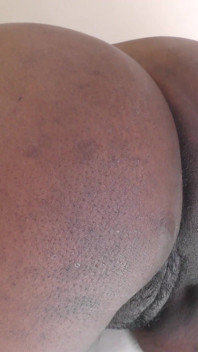 Afrikanischer koch, gefüllt mit männerheiÃŸer milch