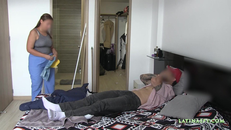 Time traveler: Tante seksi membiarkan bosnya yang gagah nyepong kontol di toket...