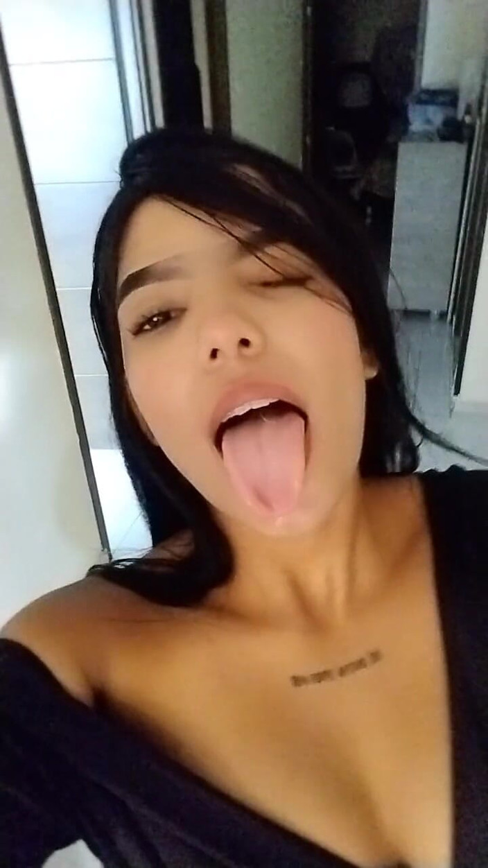 Angela Xoo: Latina Tetas Naturales Desnudas Y Masturbación En Público
