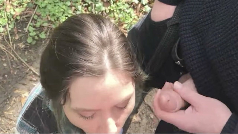 Hefburg: 18 años, estudiante universitaria en el parque público, lechazo, múltiples...