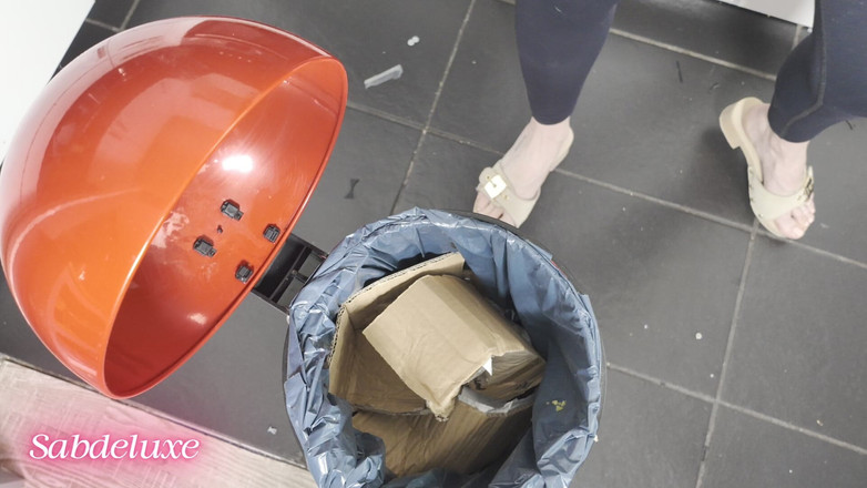 Sabdeluxe: Scholl Hancurkan Karton