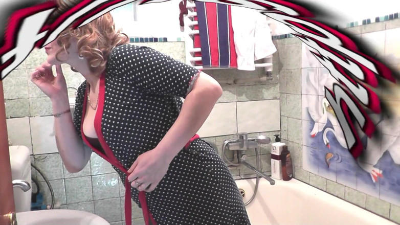 XXX-Platinum: Nel bagno sexy miLF si rade la figa pelosa e...