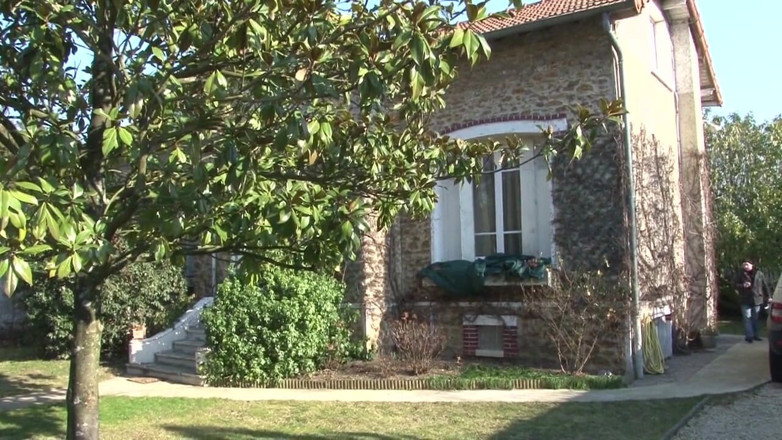 Nude in France: Horny pervert jerks off to older woman in shower