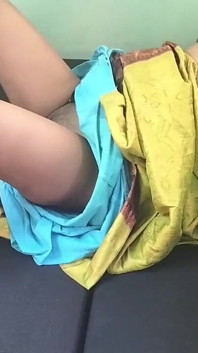 Moglie casalinga con servente letto nero