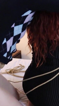 Ragazza paffuta e dai capelli rossi che ha la sua prima esperienza lesbica.