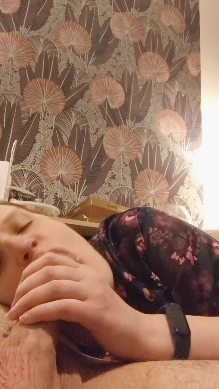 Titi77: वह अपने युवा प्रेमी को सेल्फी में चूसती है और धब्बा देती है