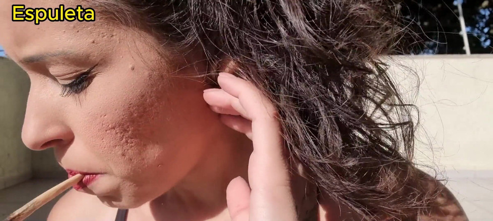 Espuleta Maia: Kouření s její prsa vytaženým