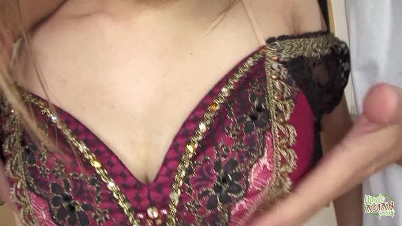 Magic Asian Pussy: वह एक बैलेरीना के लिए वास्तव में बड़ी है और वह जानती है कि कैसे करना है।