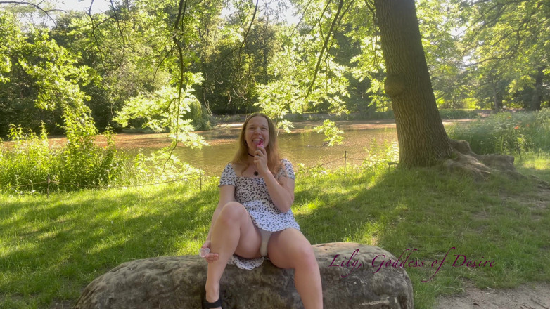 Lily, Goddess of Desire: Garota inocente senta no parque e come pirulito sem saber...