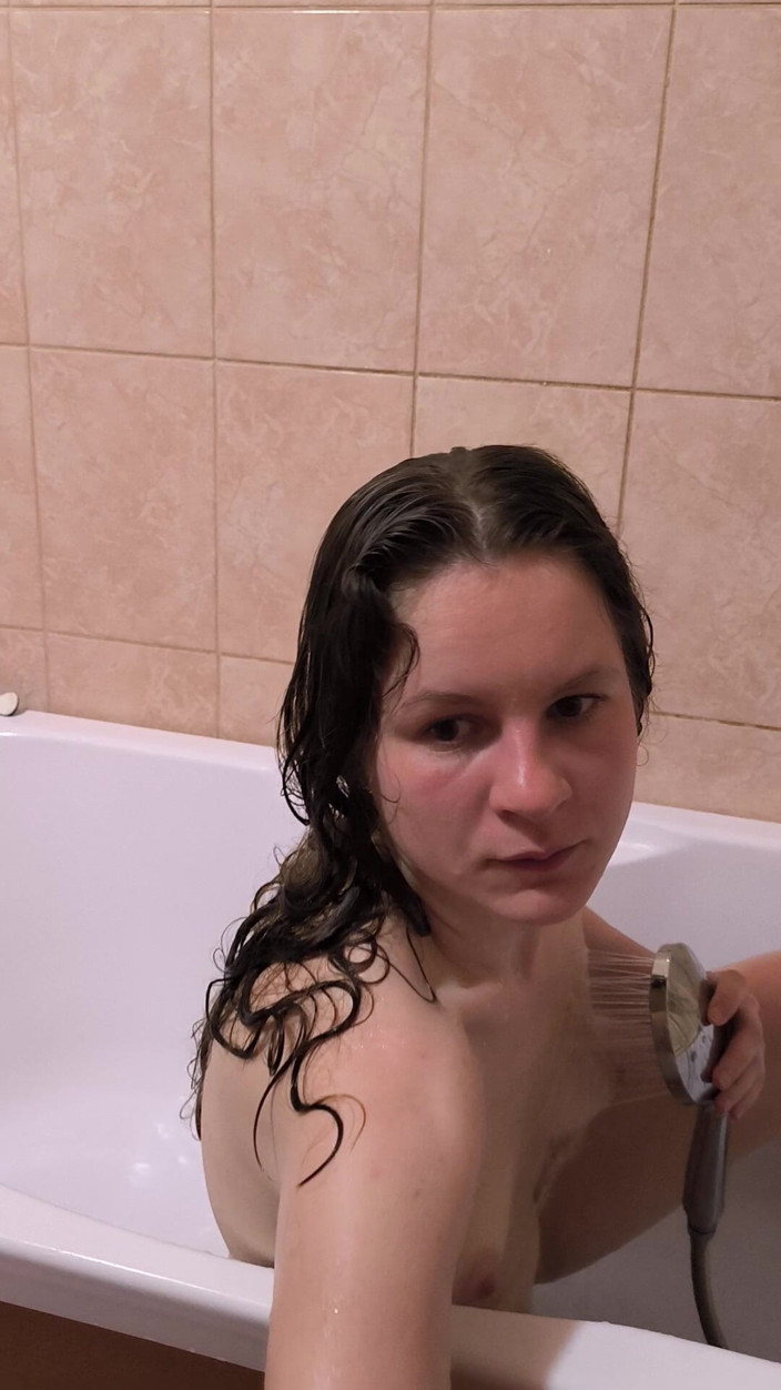 FenekManul: Bath Princess Does Her Water Routine