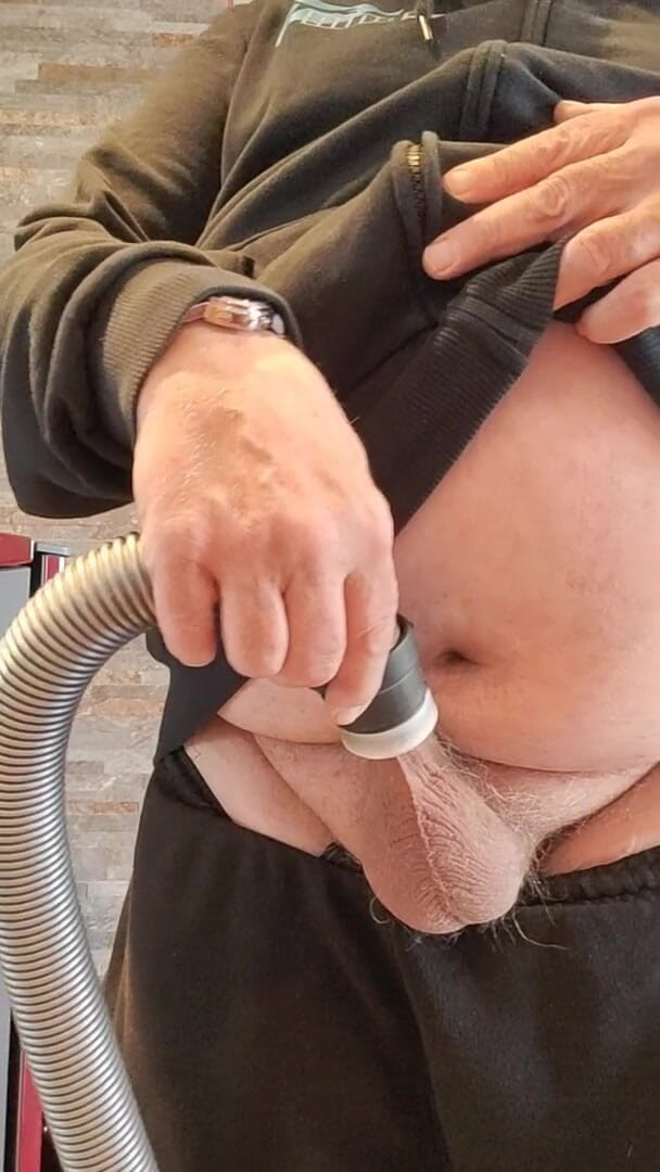 Karlchengeil: Vacuum cleaner during housework