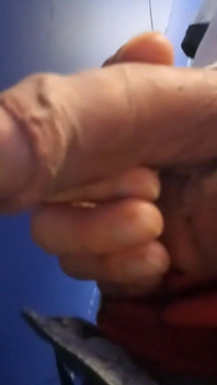 Gay Twink pist plast, masturbeert zijn penis en ejaculeert sperma in het toilet