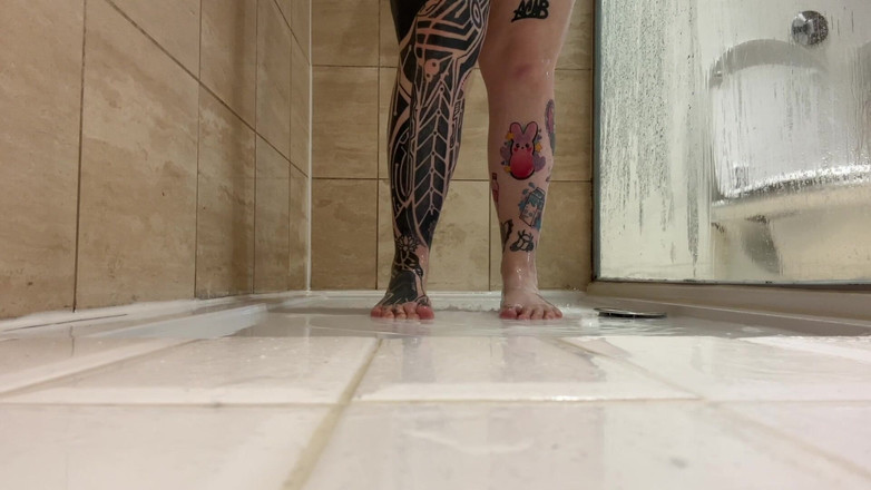 Miss Valentina: 샤워하는 발 보기