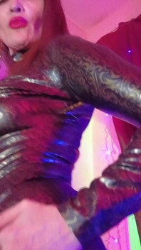 BDsm-herrin gummi eva latex-tape spielt mit domina, heißer fetisch