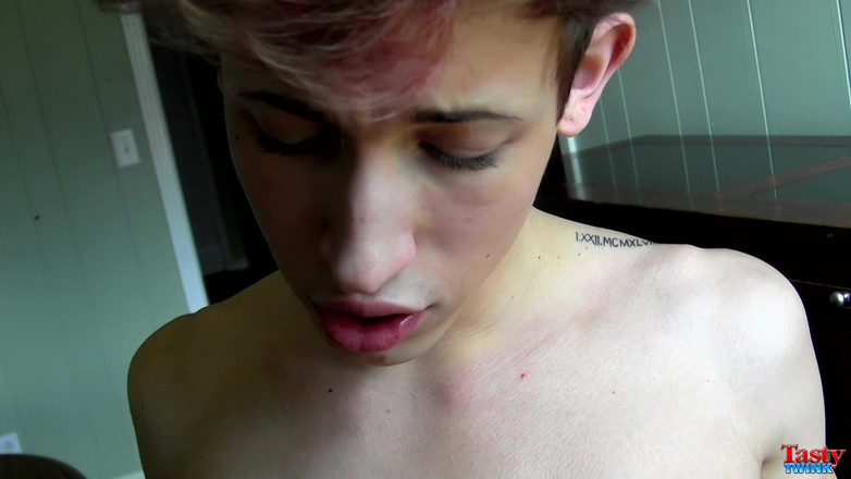 Tasty Twink: Penghisap zakar Blake Dapat Layanan