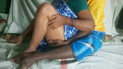 Desi Sathiya: Suami istri imut desi India menikmati momen romantis