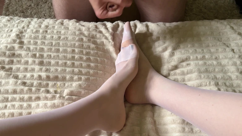 Gloria Gimson: Meia-irmã adora receber muito esperma nos pés em meias brancas...