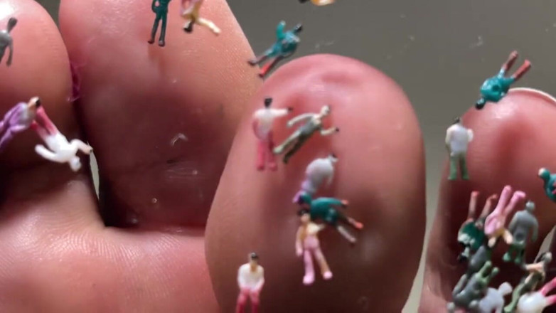 Pink Foxx: Pink Foxx Giantess ayak oyunu