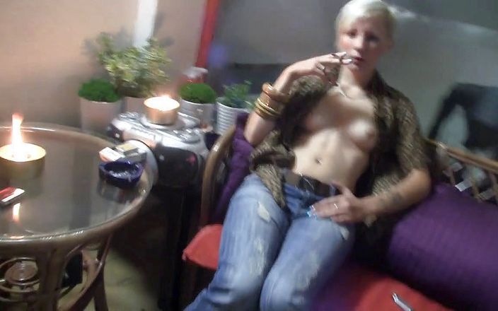Facial flavor: Seksowna blondie siedzi i pali papierosa w romantycznej atmosfery