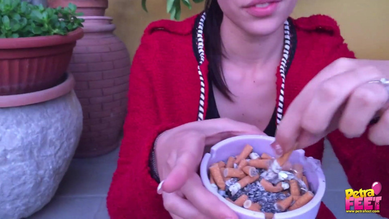 Smokin Fetish: Rozkošná brunetka kouří její doutník venku