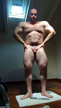 Muscular Bodybuilder Gives the Dumbbell a Filthy Footjob, M
