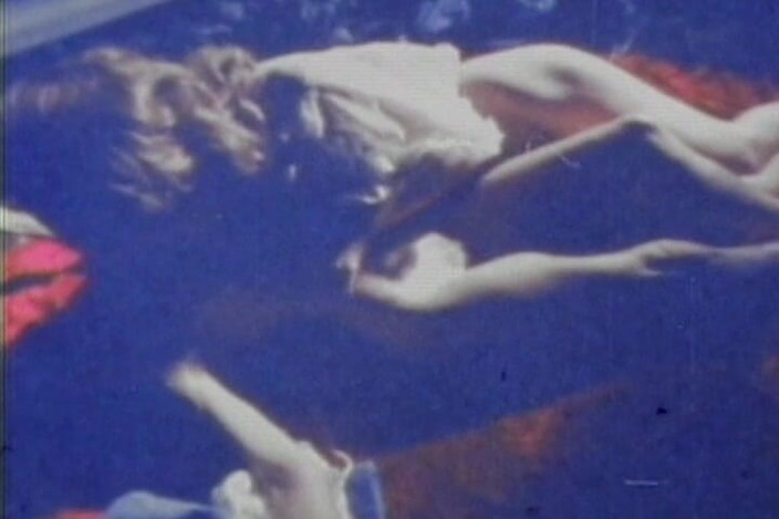 Vintage Babes: Blau getönter retro-Film zeigt retro-paar in roher 70er-action