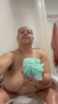 Ve vaně tření mých velkých prsou třese mojí kořistí
