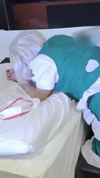 Cosplay Setkání. Cosplayer ve stylu sestřičky sdílí hravou a intimní soukromou akci v charakteru - část 2