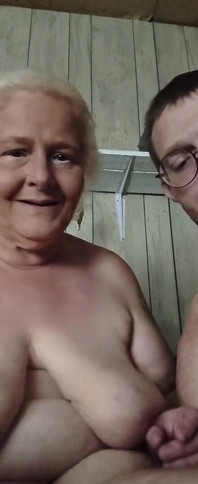 Ele lambe seus peitos e chupa os dedos dela agora é sua vez com esse estranho safado