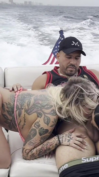 Kali Roses und brandyslicious werden auf einer Yacht gefickt