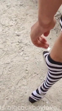 Una perra descarada con una gran polla está follando en un sitio de construcción justo en sus tacones altos sin condón, mucho semen