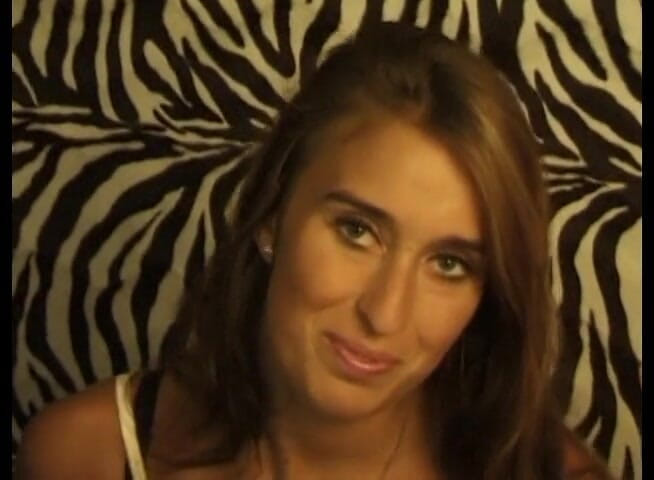 Flash Model Amateurs: Gagica brunetă sexy are parte de două pule doar pentru...