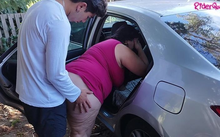 Mommy's fantasies: Raakt kont aan - dikke rijpe vrouw wordt in de auto...