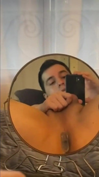 Un Joven Jugando Con Su Nuevo Plug, Lubricante Y Espejo Hasta Que Dispara Su Leche Caliente