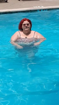 Nadeszło lato! Czas na pierwszą wizytę w basenie seksowna duża pielęgniarka Vicki Style!