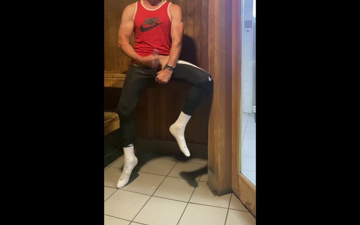 JockDad87: Dilf Jockdad87 je znovu nadržená v sauně!