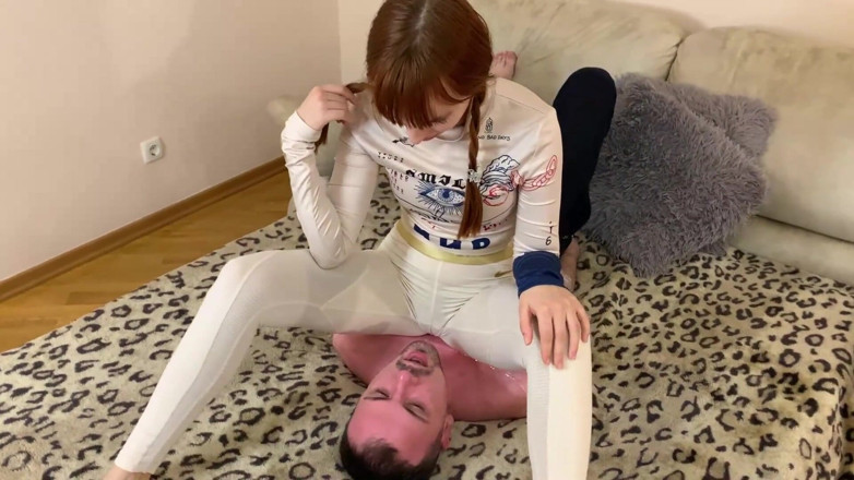 Petite Princesses Femdom: Une fille espiègle avec des touilles en legging - contrôle de...
