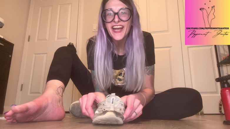 Peppermint Giantess: 67 tanrıça meşaleleri ve minik beden 7 spor ayakkabı | Total Wreckage